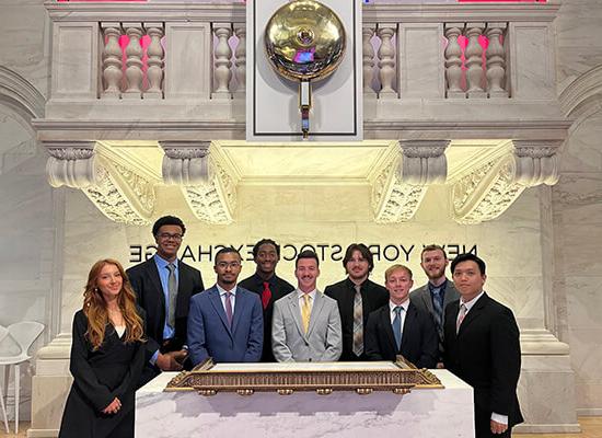 澳门新普京注册 Finance Club members at the New York Stock Exchange